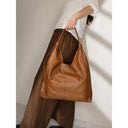 Borsa Ambra da donna in pelle marrone Made in Italy della collezione Phlegráia, shopper artigianale dal design morbido ed elegante.
