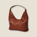 Retro della borsa Ambra che mostra la naturale caduta del pellame toscano di alta qualità e l'ampia silhouette della borsa a spalla.