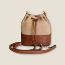 Vista posteriore della borsa Baia con tracolla in pelle coordinata, dettaglio della lavorazione Made in Italy e finiture di pregio.