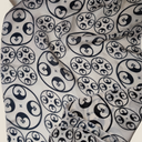 Close-up della stampa del Foulard Dea ispirata ai mosaici romani di Baia Sommersa, dettaglio della trama in seta di alta qualità.