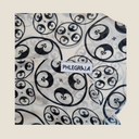 Particolare dell'etichetta Phlegráia cucita a mano sul Foulard Dea, certificazione di eccellenza artigianale Made in Italy.