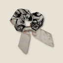 Vista completa dello scrunchie in raso Phlegráia con grafica ispirata ai mosaici romani di Baia, design 100% Made in Italy.